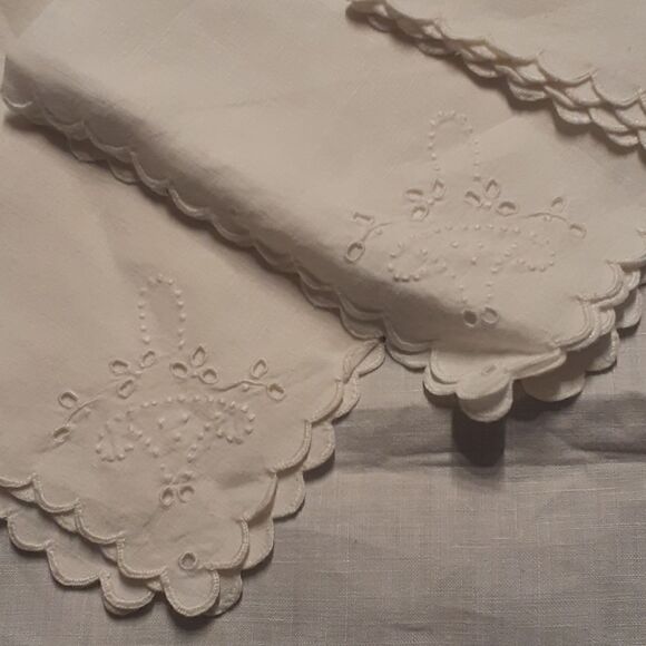 5 pc vtg.34" sq. linen tablcloth & 4 napkins with enbroidered basket design. - Picture 4 of 5